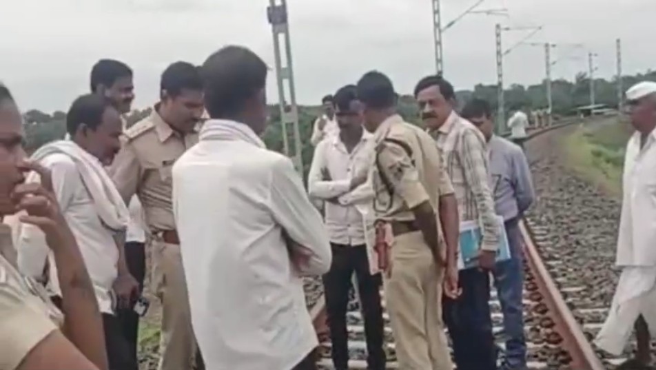 Beed farmers protest railway land compensation
