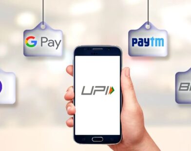 मोबाइलवर UPI ॲप वापरून ऑनलाइन व्यवहार करताना ग्राहक – 2025 चे नवीन नियम लागू