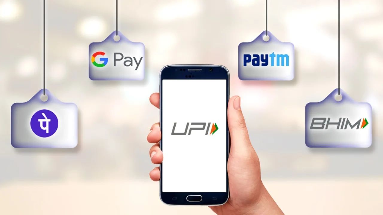मोबाइलवर UPI ॲप वापरून ऑनलाइन व्यवहार करताना ग्राहक – 2025 चे नवीन नियम लागू