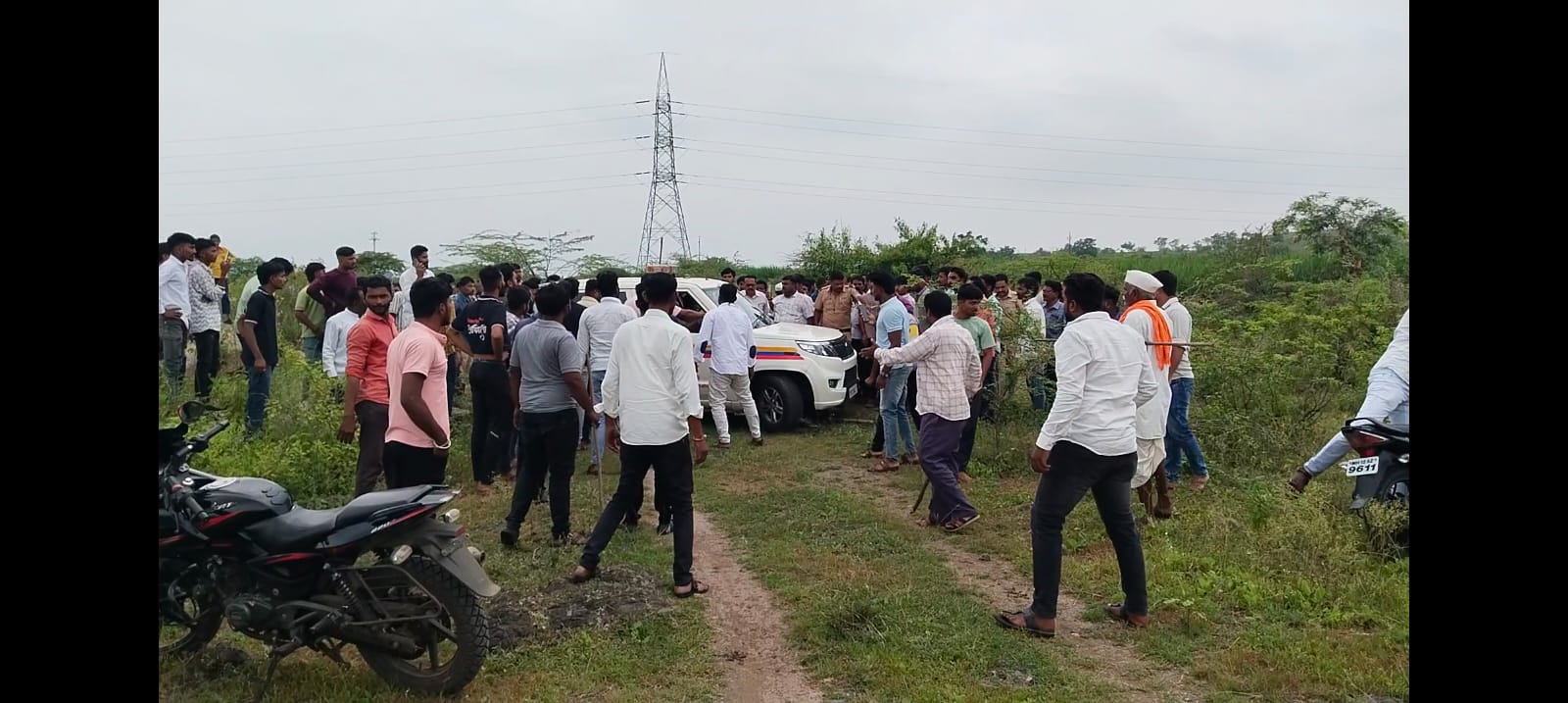 illagers and police apprehending armed robbers in a sugarcane field near Daundaj, Purandar