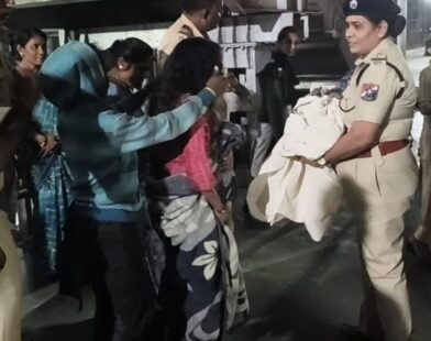 Woman gives birth to baby inside Ambernath local train with help of railway PSI