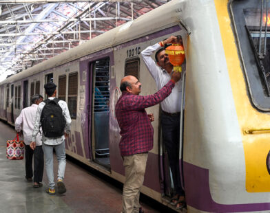 मुंबईकरांसाठी आनंदाची बातमी! महाराष्ट्र दिनापासून पश्चिम आणि मध्य रेल्वे चालवणार अतिरिक्त लोकल रेल्वे