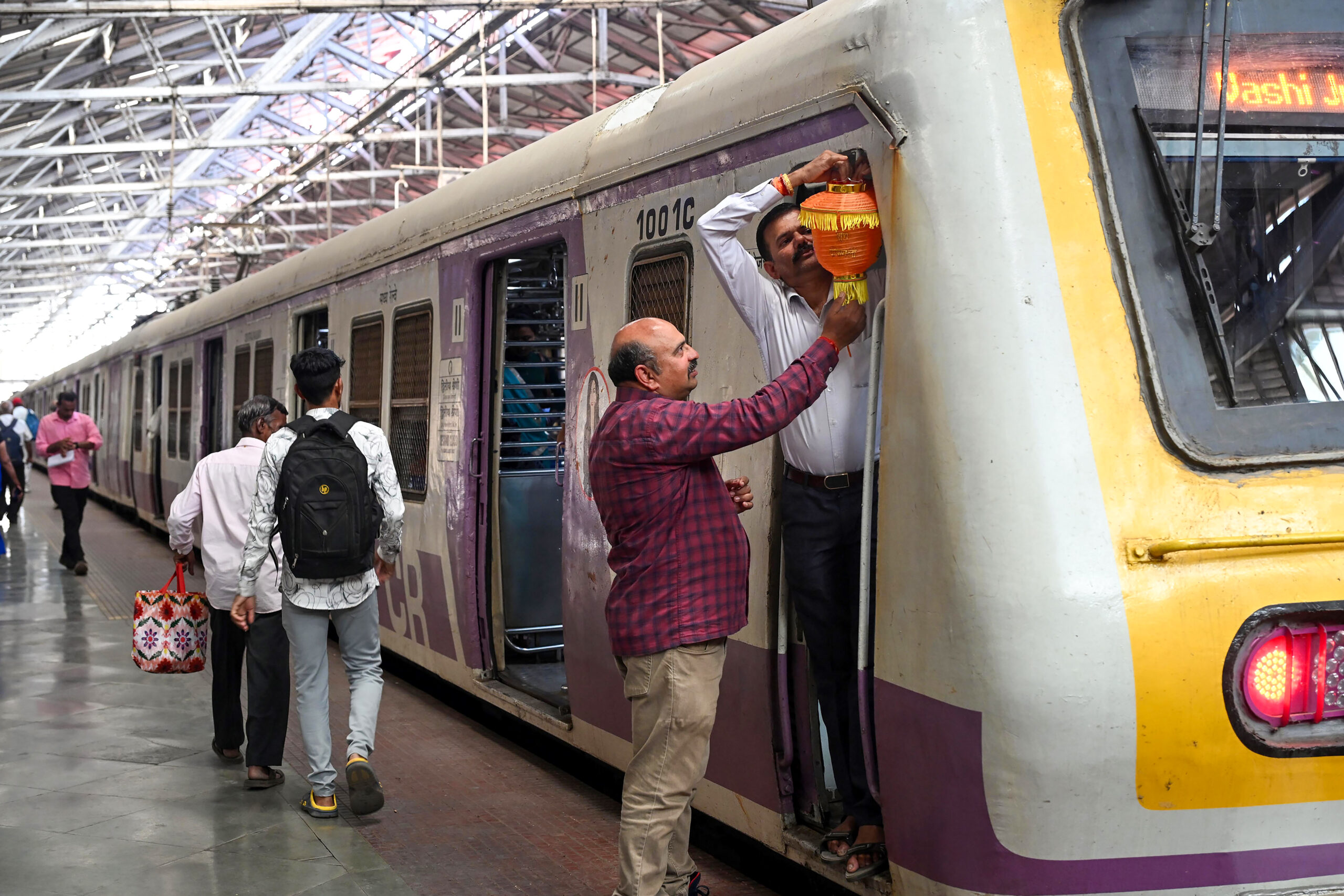 मुंबईकरांसाठी आनंदाची बातमी! महाराष्ट्र दिनापासून पश्चिम आणि मध्य रेल्वे चालवणार अतिरिक्त लोकल रेल्वे
