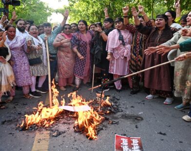 महिला आरक्षण विधेयकाविरोधात मतदान केल्यानं भाजपाचं राहुल गांधींच्या निवासस्थानाबाहेर आंदोलन; निषेध करत जाळला पुतळा