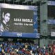 MI vs RCB दोन्ही संघांतील खेळाडूंनी हातावर काळ्या पट्ट्या बांधून आशा भोसलेंना वाहिली श्रद्धांजली; एका मिनिटाचं मौनही पाळलं
